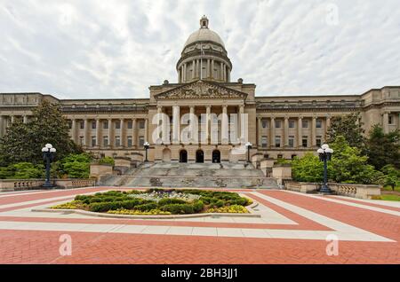 Le bâtiment du Capitole de l'État du Kentucky ; 1910, élégant, de style Beaux-Arts, grandes marches, jardin fleuri formel, dôme, piliers, portique classique avant, sculpter Banque D'Images