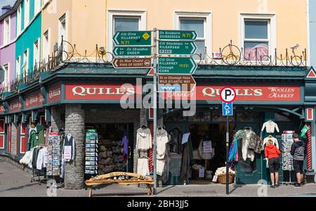 Kenmare, Irlande - 15 juillet 2017: Touristes regardant des cartes postales en dehors du marché Quills Woolen dans la ville de Kenmare, comté de Kerry, Irlande Banque D'Images