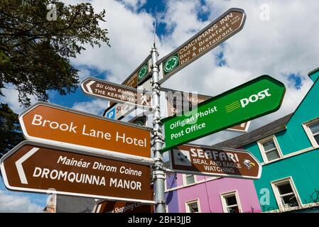Kenmare, Irlande - 12 juillet 2017: Panneau directionnel pour les lieux d'intérêt dans la ville de Kenmare, comté de Kerry, Irlande Banque D'Images