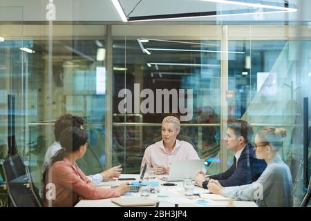 Groupe de personnes en affaires assis à la réunion avec leur chef au bureau Banque D'Images