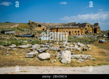 hiérapolis, l'ancien théâtre et le monde entier du monde antique, des pierres et du ciel Banque D'Images