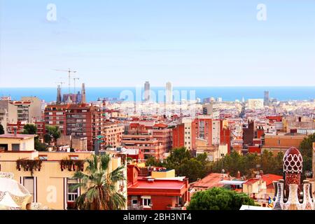 Vue panoramique de Barcelone, du Parc Guell en journée ensoleillée. Espagne Banque D'Images