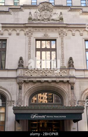 Gros plan de l'entrée de la rue Burrard et façade de l'hôtel Fairmont Vancouver, au centre-ville de Vancouver, en Colombie-Britannique, au Canada Banque D'Images