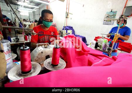 Philippines. 23 avril 2020. Les travailleurs qui assemblent l'équipement de protection individuelle (EPI) en costume intégral et supervisés par Tracy Z. Sta Ana à l'intérieur de l'entrepôt des collections RTW Sasha Athena dans 18 Sitio Ilog Pugad, Brgy. San Juan, Taytay, Rizal le 23 avril 2020. STA. Ana jumelles soeurs de Taytay province de Rizal, Tracy Z. Sta Ana et Tina Nina Z. Sta Ana produit des EPI pour les frontliners qui luttent pour la pandémie de Covid-19 qui choque l'humanité. (Photo de Gregorio B. Dantes Jr./Pacific Press) crédit: Pacific Press Agency/Alay Live News Banque D'Images