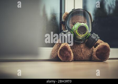 Gros plan sur l'ours en peluche portant un masque respiratoire. Banque D'Images