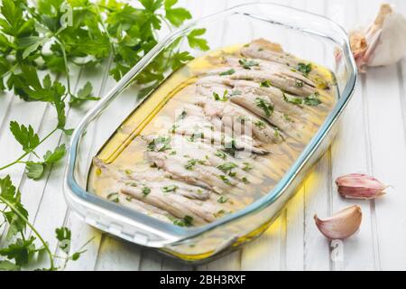 Anchois marinés au vinaigre avec huile d'olive et persil. Tapa espagnole traditionnelle Banque D'Images