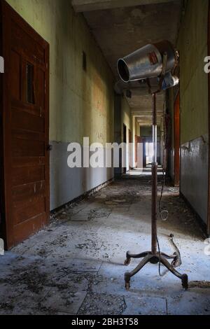 Sèche-cheveux dans les couloirs d'un hôpital abandonné Banque D'Images