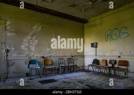 Vieilles chaises dans la salle d'attente d'un hôpital abandonné Banque D'Images