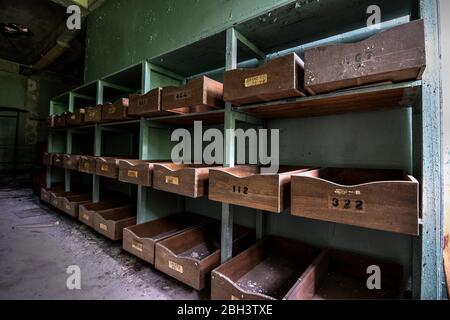 Bacs de stockage sur étagères dans un hôpital abandonné Banque D'Images