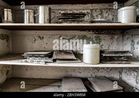 Anciens dossiers médicaux et boîtes sur étagères dans un hôpital abandonné Banque D'Images