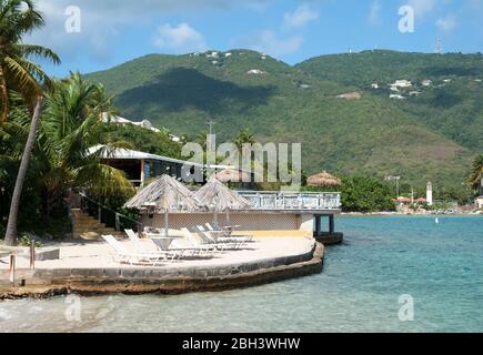 Vue sur la rive de la baie Lindbergh, station balnéaire de Charlotte Amalie sur l'île de St. Thomas. (Îles Vierges américaines). Banque D'Images