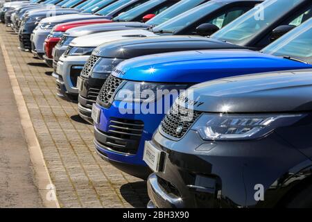 A utilisé des voitures de découverte Land Rover pour la vente dans un garage, Ayr, Écosse Banque D'Images