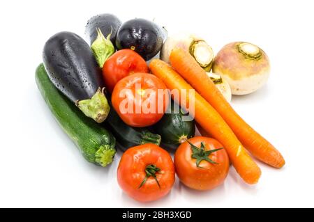 Plusieurs légumes frais pour la préparation d'un couscous sur fond blanc Banque D'Images