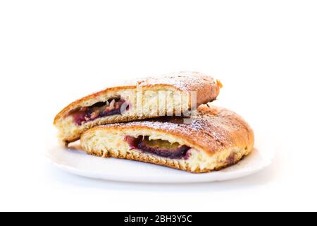 gâteau de prune maison sucré cuit avec sucre glace Banque D'Images