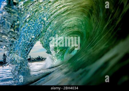 Une vague se brise sur le rivage Banque D'Images