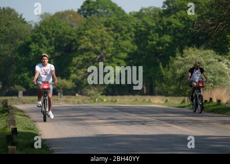 Londres, Royaume-Uni. Jeudi 23 avril 2020. Les cyclistes qui exercent des distances sociales sur l'un des jours les plus chauds de l'année à Richmond Park à Londres pendant le verrouillage de la crise pandémique. Date de la photo : jeudi 23 avril 2020. Photo : Roger Garfield/Alay Banque D'Images