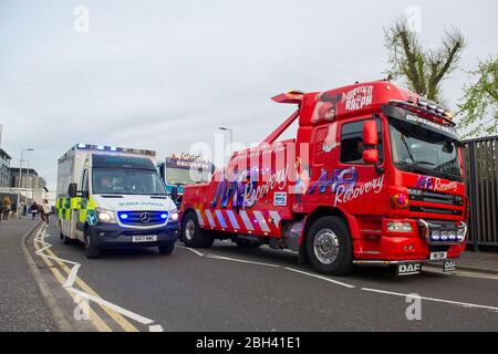 Glasgow, Royaume-Uni. 23 avril 2020. Photo: Le personnel du NHS et les travailleurs d'urgence montrent leur appréciation pendant la campagne "Clap pour nos soignants" - un hommage hebdomadaire pour remercier le NHS et les travailleurs clés pendant l'éclosion de coronavirus (COVID-19). Le public est encouragé à applaudir tous les jeudis à 20 h le personnel du SNRS et les autres travailleurs clés de leur maison. À ce jour, la pandémie de Coronavirus (COVID-19) a infecté plus de 2,6 millions de personnes dans le monde, et au Royaume-Uni, 138,078 personnes ont été infectées et ont tué 18 738 personnes. Crédit : Colin Fisher/Alay Live News Banque D'Images