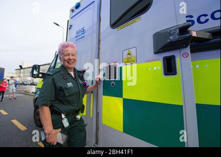 Glasgow, Royaume-Uni. 23 avril 2020. Photo: Le personnel du NHS et les travailleurs d'urgence montrent leur appréciation pendant la campagne "Clap pour nos soignants" - un hommage hebdomadaire pour remercier le NHS et les travailleurs clés pendant l'éclosion de coronavirus (COVID-19). Le public est encouragé à applaudir tous les jeudis à 20 h le personnel du SNRS et les autres travailleurs clés de leur maison. À ce jour, la pandémie de Coronavirus (COVID-19) a infecté plus de 2,6 millions de personnes dans le monde, et au Royaume-Uni, 138,078 personnes ont été infectées et ont tué 18 738 personnes. Crédit : Colin Fisher/Alay Live News Banque D'Images