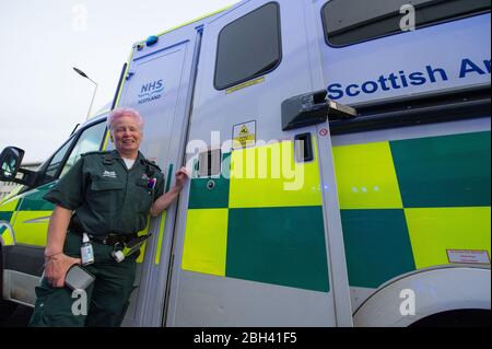 Glasgow, Royaume-Uni. 23 avril 2020. Photo: Le personnel du NHS et les travailleurs d'urgence montrent leur appréciation pendant la campagne "Clap pour nos soignants" - un hommage hebdomadaire pour remercier le NHS et les travailleurs clés pendant l'éclosion de coronavirus (COVID-19). Le public est encouragé à applaudir tous les jeudis à 20 h le personnel du SNRS et les autres travailleurs clés de leur maison. À ce jour, la pandémie de Coronavirus (COVID-19) a infecté plus de 2,6 millions de personnes dans le monde, et au Royaume-Uni, 138,078 personnes ont été infectées et ont tué 18 738 personnes. Crédit : Colin Fisher/Alay Live News Banque D'Images