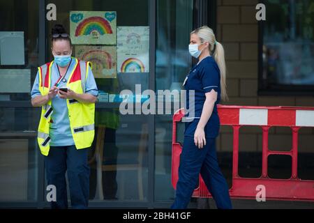 Glasgow, Royaume-Uni. 23 avril 2020. Photo: Le personnel du NHS et les travailleurs d'urgence montrent leur appréciation pendant la campagne "Clap pour nos soignants" - un hommage hebdomadaire pour remercier le NHS et les travailleurs clés pendant l'éclosion de coronavirus (COVID-19). Le public est encouragé à applaudir tous les jeudis à 20 h le personnel du SNRS et les autres travailleurs clés de leur maison. À ce jour, la pandémie de Coronavirus (COVID-19) a infecté plus de 2,6 millions de personnes dans le monde, et au Royaume-Uni, 138,078 personnes ont été infectées et ont tué 18 738 personnes. Crédit : Colin Fisher/Alay Live News Banque D'Images