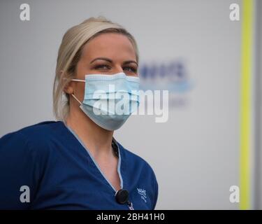 Glasgow, Royaume-Uni. 23 avril 2020. Photo: Le personnel du NHS et les travailleurs d'urgence montrent leur appréciation pendant la campagne "Clap pour nos soignants" - un hommage hebdomadaire pour remercier le NHS et les travailleurs clés pendant l'éclosion de coronavirus (COVID-19). Le public est encouragé à applaudir tous les jeudis à 20 h le personnel du SNRS et les autres travailleurs clés de leur maison. À ce jour, la pandémie de Coronavirus (COVID-19) a infecté plus de 2,6 millions de personnes dans le monde, et au Royaume-Uni, 138,078 personnes ont été infectées et ont tué 18 738 personnes. Crédit : Colin Fisher/Alay Live News Banque D'Images