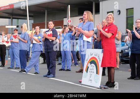 Hereford, Herefordshire, Royaume-Uni – jeudi 23 avril 2020 – les employés et le personnel du NHS se tiennent à l'extérieur de l'hôpital du comté de Hereford à 20:00 pour se mettre au contact avec leurs collègues et autres professionnels de la santé clés pour le cinquième jeudi consécutif depuis le début du verrouillage du Coronavirus Covid-19 - ils ont également chanté sur la chanson que vous allez Ne marchez jamais seul. Les chiffres publiés aujourd'hui montrent que 18 738 personnes sont mortes à l'hôpital au Royaume-Uni en raison de la maladie de Covid-19. Photo Steven May / Alay Live News Banque D'Images