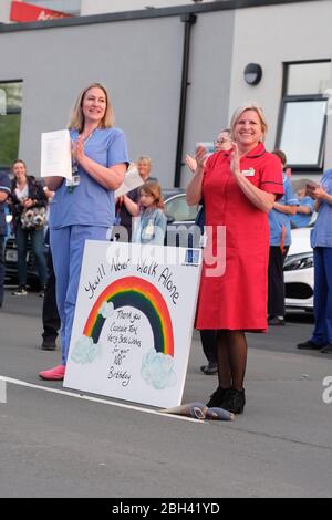 Hereford, Herefordshire, Royaume-Uni – jeudi 23 avril 2020 – les employés et le personnel du NHS se tiennent à l'extérieur de l'hôpital du comté de Hereford à 20:00 pour se mettre au contact avec leurs collègues et autres professionnels de la santé clés pour le cinquième jeudi consécutif depuis le début du verrouillage du Coronavirus Covid-19 - ils ont également chanté sur la chanson que vous allez Ne marchez jamais seul. Les chiffres publiés aujourd'hui montrent que 18 738 personnes sont mortes à l'hôpital au Royaume-Uni en raison de la maladie de Covid-19. Photo Steven May / Alay Live News Banque D'Images