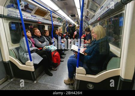 Passagers à l'intérieur de la ligne de métro Piccadilly, Londres Angleterre Royaume-Uni Banque D'Images