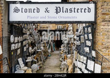 Boutique lapidée avec ornements en plâtre et pierre pour la maison et le jardin, Londres Angleterre Royaume-Uni Banque D'Images