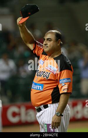 El Coach Cornelio Garcia de Naranjeros entra al salon de la fama del Beisbol y se reconoce durante el juego de beisbol de Naranjeros vs Cañeros d Banque D'Images