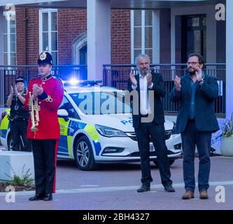 Brentwood Essex, Royaume-Uni. 23 avril 2020. Clap pour NHS et les soignants à l'Hôtel de ville de Brentwood avec Eddie Griffin (14) un trompettiste de la bande de jeunesse impériale de Brentwood sur la droite est Chris Hossack, leader du Conseil de Brentwood crédit: Ian Davidson/Alay Live News Banque D'Images