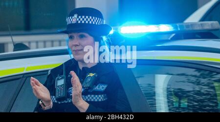 Brentwood Essex, Royaume-Uni. 23 avril 2020. Clap pour NHS et les soignants à l'hôtel de ville de Brentwood avec un trompettiste de la bande de jeunesse impériale de Brentwood un policier d'Essex claps devant sa voiture de police crédit: Ian Davidson/Alay Live News Banque D'Images