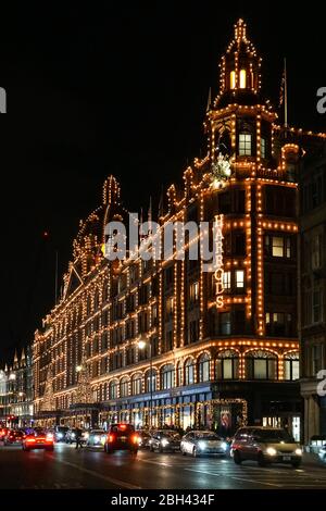 Grand magasin Harrods illuminé la nuit, Londres, Angleterre Royaume-Uni Banque D'Images