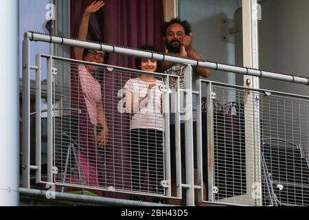 Clap pour les travailleurs de la santé, Birmingham, Royaume-Uni Birmingham, Royaume-Uni. 23 avril 2020. Les gens se clachent et applaudissent pour les travailleurs de la santé dans le NHS et ailleurs pendant la crise de COVID-19. Crédit: Peter Lopeman/Alay Live News Banque D'Images