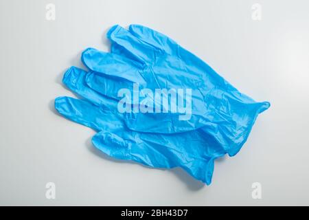 Paire de gants médicaux bleus sur fond blanc vue de dessus. Banque D'Images