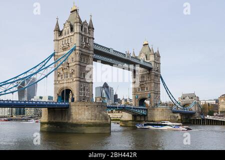 Le Tower Bridge sur la Tamise à Londres, Angleterre Royaume-Uni UK Banque D'Images