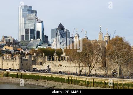 Gratte-ciels dans la ville de Londres et Tour de Londres château, Angleterre Royaume-Uni Banque D'Images