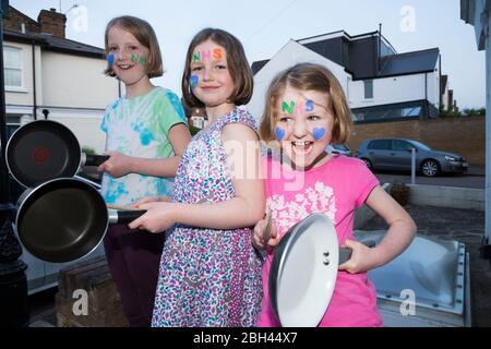 Twickenham, Londres, Royaume-Uni. 23 avril 2020. Une famille frappe des casseroles – et des pièges – pour dire « merci » aux travailleurs du NHS, aux soignants et aux travailleurs clés pour avoir travaillé à travers la pandémie de Coronavirus COVID-19. Le clapopage pour les soignants à 20:00 est devenu un spectacle hebdomadaire de solidarité avec les principaux travailleurs au Royaume-Uni. Crédit: David Gee/Alay Live News Banque D'Images