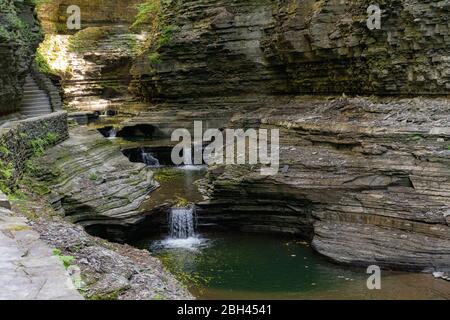 Le parc national Watkins Glen est le plus célèbre des parcs de Finger Lakes grâce à ses chutes d'eau et est situé au sud du lac Seneca dans l'état de New York. Banque D'Images