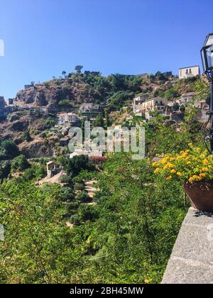 Beau paysage de la ville de Savoca, Sicile en Italie Banque D'Images