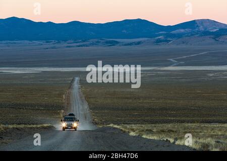 Campeur van qui s'approche de la vieille ville fantôme d'extraction d'argent et d'or de Berlin dans le parc national de Berlin-ichthyosaur, Nevada, États-Unis Banque D'Images