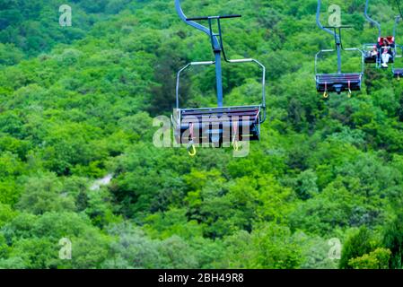 Funiculaire avec sièges dans le complexe de montagnes Banque D'Images