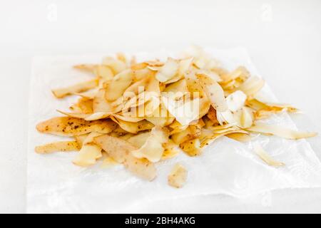 Déchets alimentaires biologiques pour la cuisine maison prêts à compost. Concept écologique. Restes de nourriture, légumes en Peelings sur table de cuisine. Respectueux de l'environnement Banque D'Images