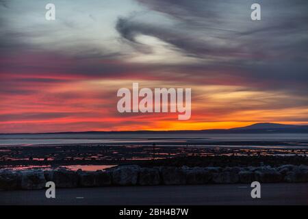 Morecambe, Lancashire, Royaume-Uni. 23 avril 2020. Jeudi a été mis à la fermeture par un spectaculaire coucher de soleil. Crédit: Photographier Nord/Alay Live News Banque D'Images