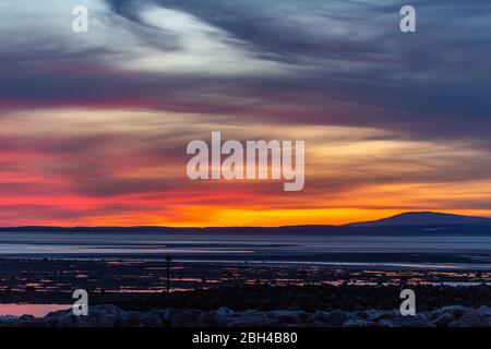 Morecambe, Lancashire, Royaume-Uni. 23 avril 2020. Jeudi a été mis à la fermeture par un spectaculaire coucher de soleil. Crédit: Photographier Nord/Alay Live News Banque D'Images