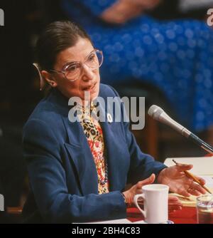 WASHINGTON, DC, États-Unis, 21 JUILLET 1993 : Ruth Bader Ginsburg, candidate à la Cour suprême lors des audiences de confirmation du Sénat. Banque D'Images