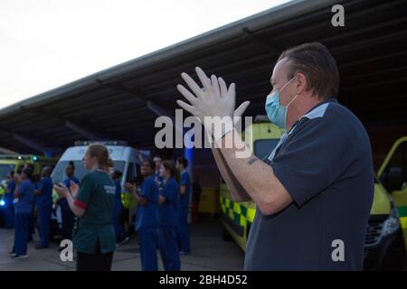 Londres, Royaume-Uni. 23 avril 2020. Le personnel de l'hôpital sort de Homerton University Hospital Foundation Trust dans l'est de Londres et est accueilli par une petite foule. Clachez les soignants, à dire grâce à NHS et à d'autres travailleurs et soignants clés. Le « verrouillage » se poursuit à Hackney en raison de l'éclosion de COVID-19. Crédit: Marcin Nowak/Alay Live News Banque D'Images