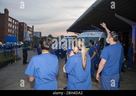 Londres, Royaume-Uni. 23 avril 2020. Le personnel de l'hôpital sort de Homerton University Hospital Foundation Trust dans l'est de Londres et est accueilli par une petite foule. Clachez les soignants, à dire grâce à NHS et à d'autres travailleurs et soignants clés. Le « verrouillage » se poursuit à Hackney en raison de l'éclosion de COVID-19. Crédit: Marcin Nowak/Alay Live News Banque D'Images