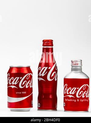 Atlanta, Géorgie, États-Unis 1er avril 2020: Trois différents types de boîtes et bouteilles Coca-Cola aluminium concept de diversité isolé sur fond blanc. Banque D'Images