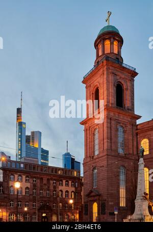 Francfort-sur-le-Main, Allemagne, 15 février 2020 : la tour historique de l'église Saint-Paul et l'architecture moderne de la Commerzbank dans l'historique de Francfort Banque D'Images